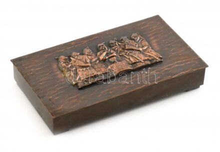 Retró dém doboz, fa betéttel, tetején vérszerződés relief, (Álmos, Előd, Ond, Kond, Tas, Huba, Töhötöm), jelzés nélkül, kopott, 18x10,5cm
