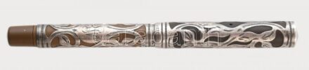 Watermann jelzett, ezüst szecesszós virág díszítéssel, jelzett 14 arany heggyel. / Waterman silver coated fountain pen with 14 C gold pin.