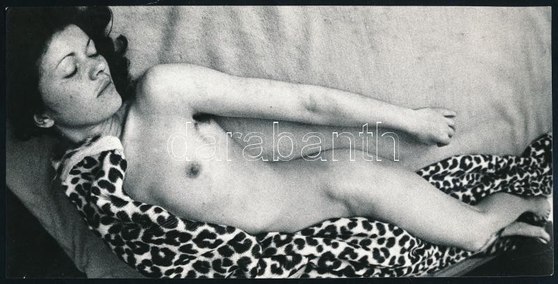 cca 1982 Martin Gábor fotóművész vintage fotóművészeti alkotása, az aktfényképezés műfajából, aláírva, ezüstzselatinos fotópapíron, 11x22 cm