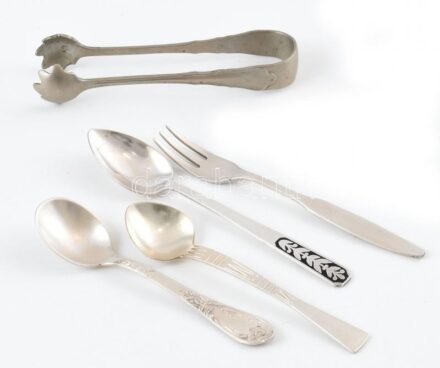 3 db kiskanál, 1db cukorcsipesz, 1 db süteményvilla, ezüstözött fém, kopásnyomokkal, részben jelzett h:11-12cm