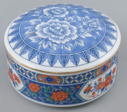 Tiffany & Co. porcelán dobozka, bonbonier, dekoratív virágmintával. Matricás, jelzett, alján apró csorbával, d: 10 cm