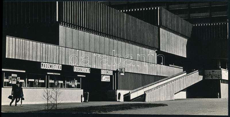 1968 Keveházi János kőbányai fotóművész hagyatékából, feliratozott, vintage fotó (Pécskő Áruház Salgótarjánban), ezüstzselatinos fotópapíron, 10,4x20,3 cm