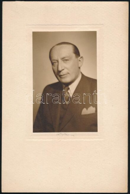 cca 1933 Angelo (1894-1974) budapesti fényképész és fotóművész műtermében készült vintage fotó, ezüstzselatinos fotópapíron, aláírva, matricával jelezve, kasírozva, 13x8,3 cm, karton 24,8x16,4 cm