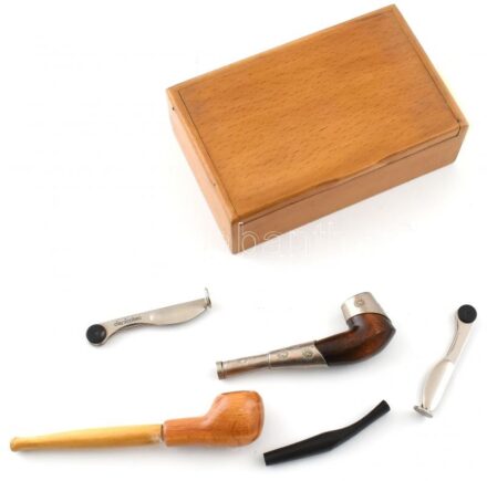 Pipázó készlet két darab pipa, pipa szurkáló, tömő fadobozban