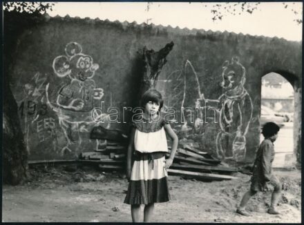 cca 1979 Ina Adomaitiene (Litvánia) feliratozott, vintage fotóművészeti alkotása (Dailininké), ezüstzselatinos fotópapíron, 12,9x17,3 cm