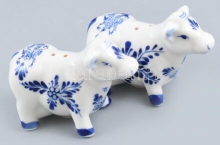 Tehén formájú holland só- és borsszóró (2 db), kézzel festett, jelzett, hibátlan, 8x6 cm