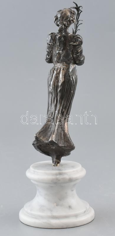 Kligl Sándor (1945-): Liliomos lány. Fém szobor, márvány talapzaton. Jelzett. 22 cm - Image 3