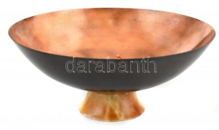 Retró nagyméretű réz kínáló tál, ónix talppal, a talpán kis csorbákkal, d: 29,5 cm