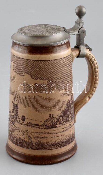 Marzi & Remy sörös korsó, falu jelenettel, matricás steinzeug, fém tetővel (250 éves sörhagyomány), hibátlan, jelzett, m:18,5cm