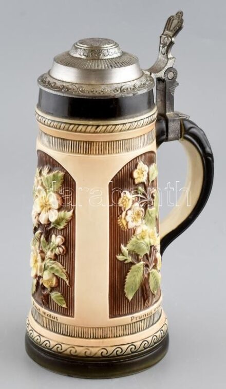 Német díszes sörös kupa, porcelán, ón fedővel, jelzett, hibátlan, m:26cm