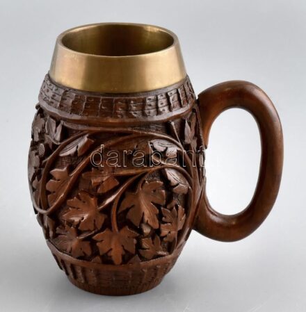 Indiai faragott fa söröskorsó, réz betéttel, kopásnyomokkal, etikettel jelzett, m:15,5cm