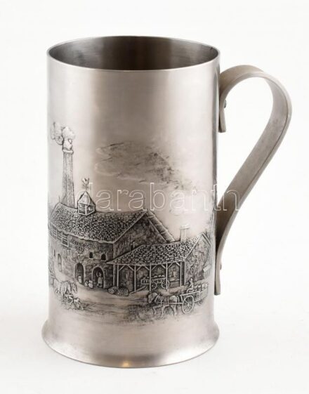 Wendell August sörös korsó, kézi munka, acél, oldalán sörgyár jelenettel, jelzett, USA, m:15cm