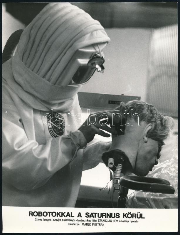 cca 1981 ,,Robotokkal a Saturnus körül' című lengyel-szovjet tudományos- fantasztikus film egy jelenete, 1 db vintage produkciós filmfotó, ezüstzselatinos fotópapíron, 18x24 cm