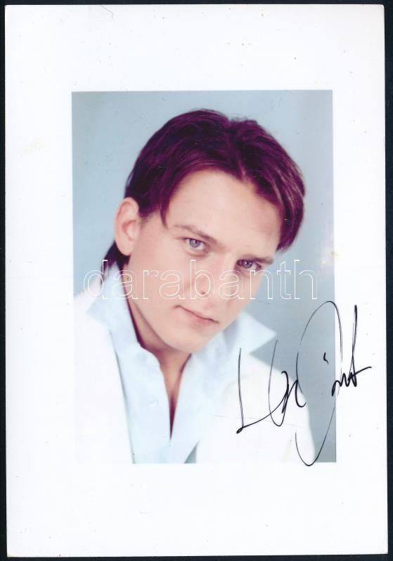 Havasi Balázs (1975-) zongoraművész aláírása az őt ábrázoló képen