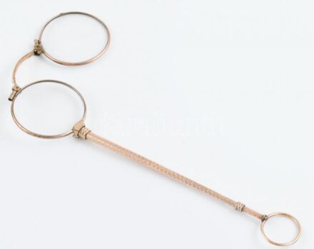 Aranyozott lornyon, kissé akadó nyitással 18 cm