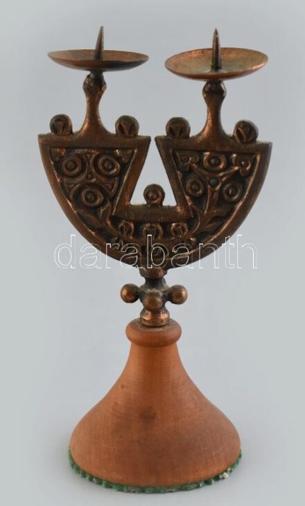 Iparművész vörösréz és fa kétágú gyertyatartó, m: 16 cm