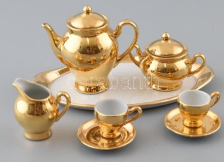 Aranyozott mini porcelán teás készlet gyerekeknek, 8 db-os, jelzés nélkül, kisebb kopásnyomokkal, a kanna fedele javított.