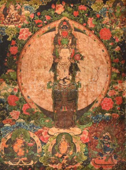 Thangka (jelentése 'festett tekercs'), XX. század első fele, gouache, nemezelt selyem, feltehetően Kinában készült. Sérülésekkel, kopásokkal, gyűrődésekkel, feltekert állapotban, 89x65cm. A festmény központi részében