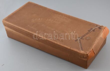 cca 1890-1910 Kuncz József és Társa cs. és kir. udvari szállítók vászon-, fehérnemű- és szőnyegraktárának karton doboza, sérült, a fedele amatőr módon javított, pótolt, a pótlás miatt a fedél nem teljes illeszkedik az