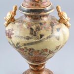 Japán, szatcuma jellegű fedeles urnaváza, kézzel festett, jelzett, m:38cm