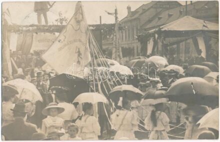 1907 Orosháza, Kossuth Lajos szobor felavatási ünnepsége 1904-ben, Harsányi Lajos épület és bútor asztalos. photo (EK)