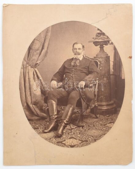 Díszmagyaros úr, megviselt állapotú fotó 31x24 cm