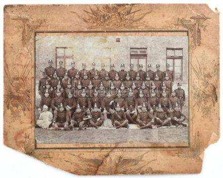 cca 1900 Osztrák-Magyar tüzérek nagy méretű tabló sérült, címeres kartonon. 21x15 cm