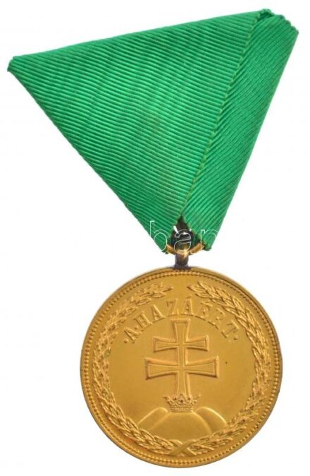 1922. 'Magyar Bronz Érdemérem' aranyozott Br kitüntetés, peremén 'BRONZ' fémjel, mellszalaggal, eredeti dísztokban! T:1 / Hungary 1922. 'Hungarian Bronze Merit Medal' gold plated Br decoration with 'BRONZ' hallmark on edge, wtih ribbon and