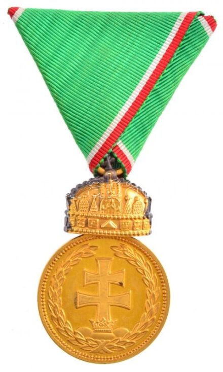 1922. 'Magyar Koronás Bronzérem vörös-fehér szegélyezésű szalagon (katonai tagozat)' aranyozott bronz kitüntetés, fémjel nélküli, eredeti dísztokban! T:1- a korona szélein patina / Hungary 1922. 'Hungarian Bronze Medal with the Holy