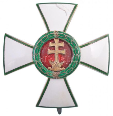 1935. 'A Magyar Érdemrend Tisztikeresztje' jelzetlen zománcozott kitüntetés függőleges tűvel, eredeti kopottas tokban T:2 zománchiba / Hungary 1935. 'Hungarian Order of Merit, Officer's Cross' enamelled decoration without hallmark, with