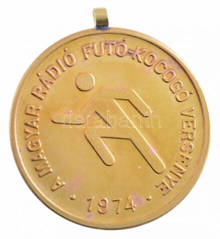 1974. 'A Magyar Rádió futó-kocogó versenye' kétoldalas aranyozott fém díjérem füllel (39mm) T:1-,2