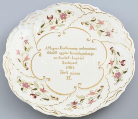 Zsolnay dísztál, kézzel festett porcelán, öblében aranyozott felirat: 'A Magyar Köztársaság centenáriumi felnőtt egyéni teniszbajnoksága az Amstel-kupáért Budapest 1994 Férfi páros II.' Jelzett, apró kopásnyomokkal. d:30cm