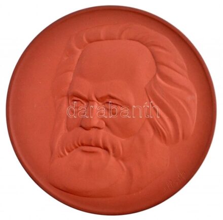 NDK 1978. 'Karl Marx' kerámia emlékplakett, hátoldalán a Meisseni Porcelánmanufaktúra gyártói jelzésével, illetve egy elhalványodott írással, eredeti tokban (155mm) T:1 GDR 1978. 'Karl Marx' ceramic medallion, with mark of the