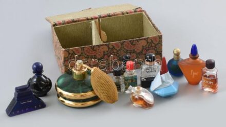 Vegyes mini parfümök dobozban