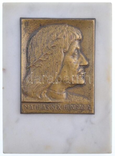 Pátzay Pál (1896-1979) ~1940. 'Mathias Rex Hungariae (Mátyás király)' Br emlékplakett (61x78mm) márványtalapzathoz erősítve, melynek alján szövet és 'Ludvig Éremverő' matrica (br.380g/125x91x11mm) T:1- patina Hungary ~1940. 'Mathias
