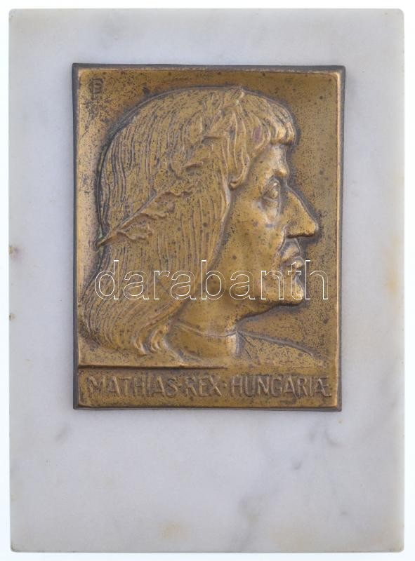 Pátzay Pál (1896-1979) ~1940. 'Mathias Rex Hungariae (Mátyás király)' Br emlékplakett (61x78mm) márványtalapzathoz erősítve, melynek alján szövet és 'Ludvig Éremverő' matrica (br.380g/125x91x11mm) T:1- patina Hungary ~1940. 'Mathias