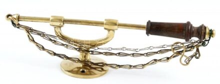 WC-lehúzó, lánccal, réz, talpán kis kopásnyomokkal. h.: 75 cm, m.: 27 cm.