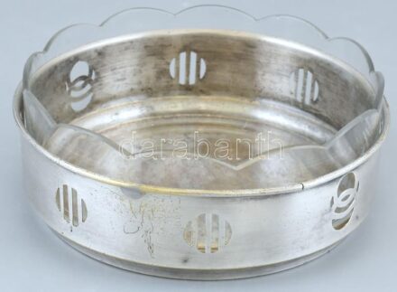 Ezüstözött alpakka kínáló üveg betéttel, apró lepattanások, fém peremén apró repedés, jelzés nélkül, d:15cm