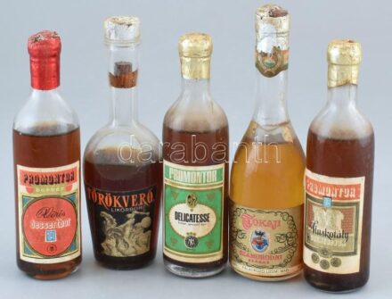 cca. 1960. 5 db kis üveg bor: Egri Törökverő likőrbor, Tokaji Szamorodni száraz, Promontor vörös desszert bor, muskotály, delicates.