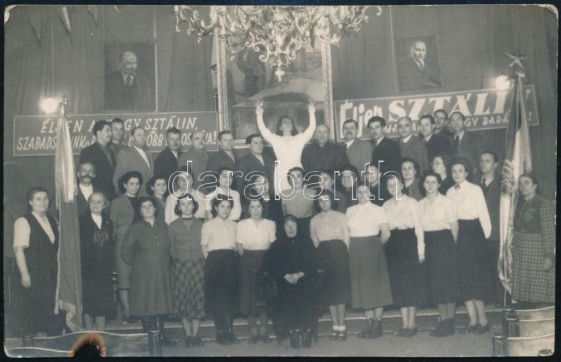 cca 1950 Csoportkép Lenin és Rákos portréjával, fotólap, széle hiányos, 8,5×13,5 cm