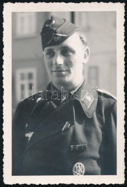 cca 1940-1942 Német páncélos katona fotója, egyenruháján 2. oszt. Vaskereszt szalagja és Általános Támadási Jelvény, 9×6 cm