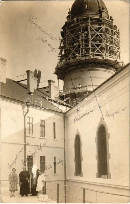 1928 Arad, Minorita templom tatarozáskor, Angeli úr és Harsányi úr / church under construction. photo (felszíni sérülés / surface damage)
