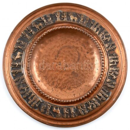 Iparművész réz tálca figurális jelenettel, d: 30 cm