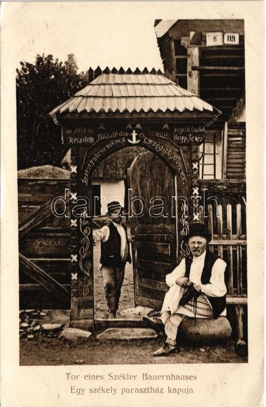 Egy székely parasztház kapuja (készítette Illés András és nője Hegyi Teréz). Jos. Drotleff Hermannstadt / Transylvanian wood carving entry gate, folklore (EK)
