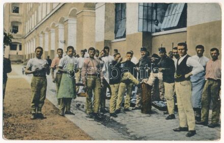 1911 Sztropkó-Felsővízköz, Stropkov-Svidník; A felsőmagyarországi hadgyakorlat emlékéül, étkező katonák a laktanya udvarán / Zur Erinnerung an die grossen Kaisermanöver in Ober-Ung. / in memory of the Austro-Hungarian royal military