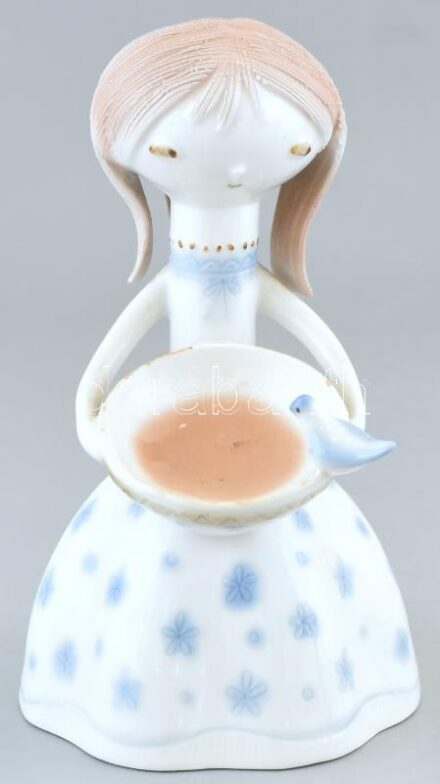 Ősz Szabó Antónia (1938- ): Hamupipőke. Aquazur festett porcelán. Jelzés nélkül. Kopásnyomokkal. Gyári hibával. (gyárilag a tálon két galamb található, viszont ezen csak egy darab, a második galamb helye nyoma látható, de az is