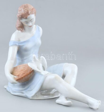 Kőbányai (Drasche): Hamupipőke. Tervező: Donner Gertrúd, kézzel festett porcelán, jelzett, kopásnyomokkal, gyári vaspöttyökkel, 18,5x11,5x13,5cm