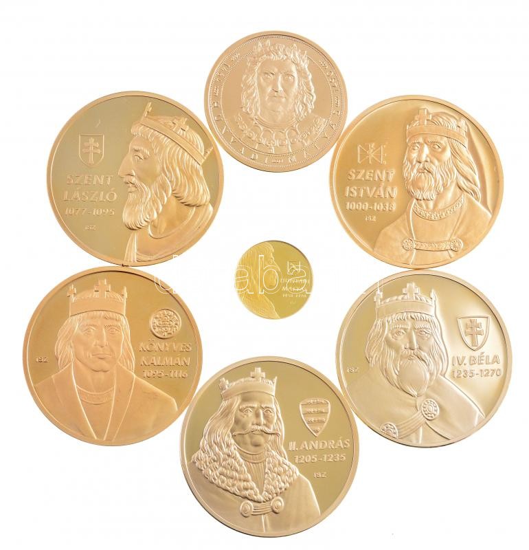 ifj. Szlávics László (1959-) DN 'Királyok hazája' teljes szett gyűjtői mappában. Benne: 'Nagy Magyarok / Mátyás király' Au emlékérem tanúsítvánnyal (18mm/0.999/1,2g) + 'Nagy Magyarok' 5xklf aranyozott Cu-Ni emlékérem (Szent
