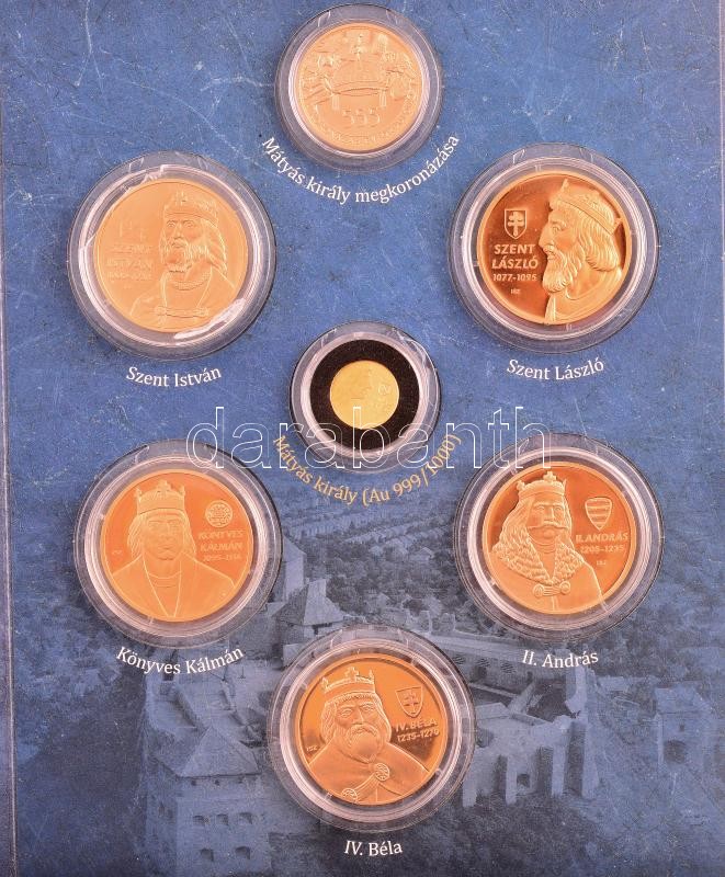 ifj. Szlávics László (1959-) DN 'Királyok hazája' teljes szett gyűjtői mappában. Benne: 'Nagy Magyarok / Mátyás király' Au emlékérem tanúsítvánnyal (18mm/0.999/1,2g) + 'Nagy Magyarok' 5xklf aranyozott Cu-Ni emlékérem (Szent - Image 3