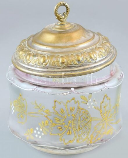 Kézzel festett, üveg bonbonniere (sérült a száján), réz fedéllel. XX. sz. eleje. d: 12 cm